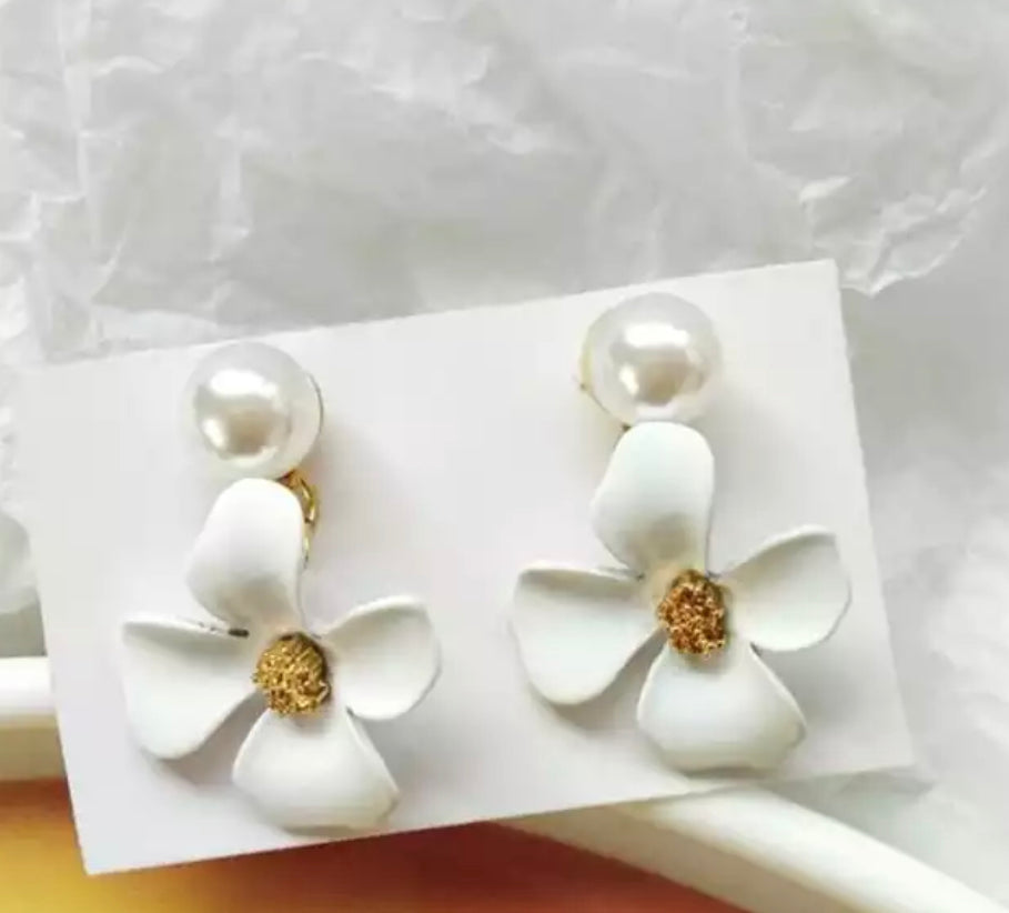 White Flower Pearl Drop